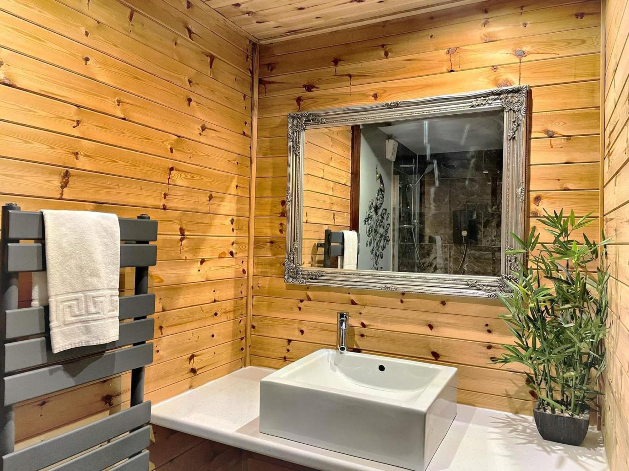 Wren 8-Hot Tub-Woodland Lodges-St Clears-Carmarthen-Tenby Екстер'єр фото